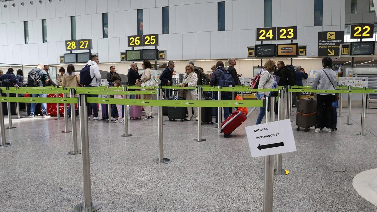 Pasajeros en la terminal del aeropuerto de Santiago