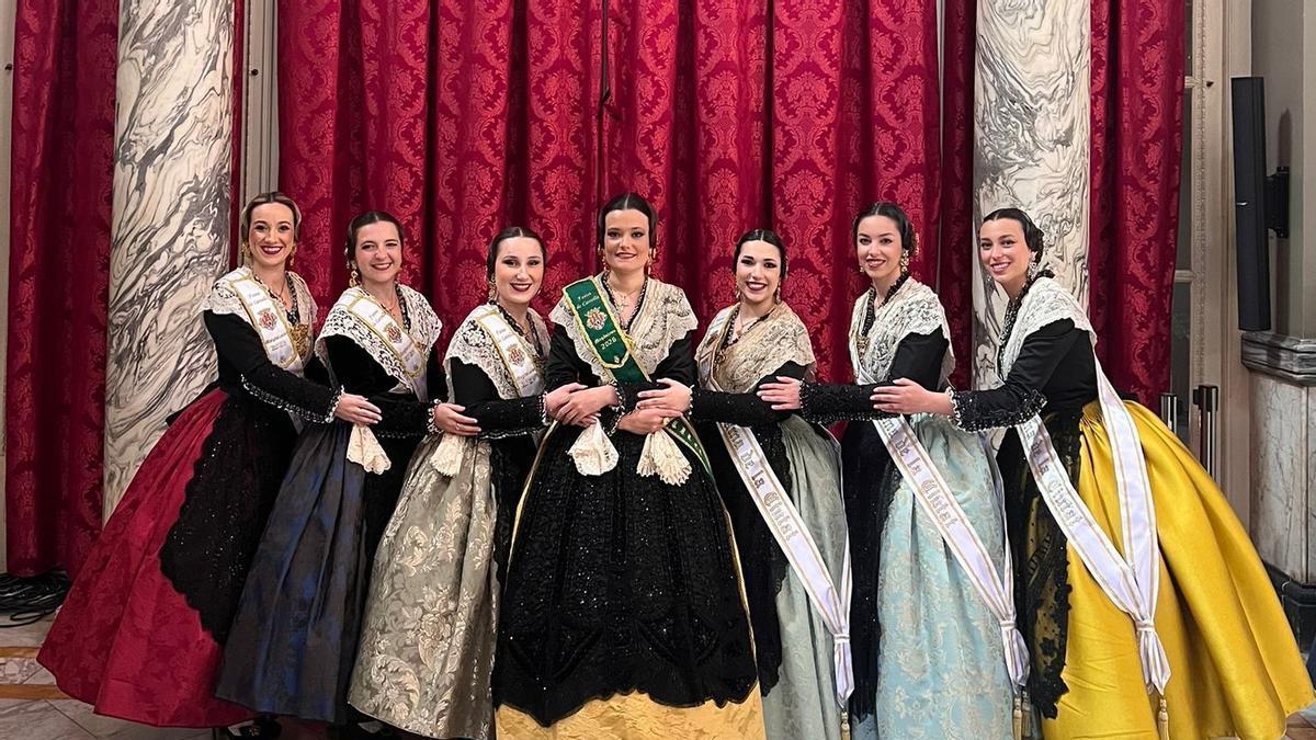 Las reinas de las fiestas de Castelló visitan las Fallas de València