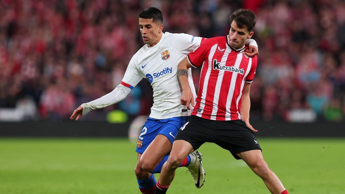 Aitor Paredes, junto a Joao Cancelo en un Athletic-Barça