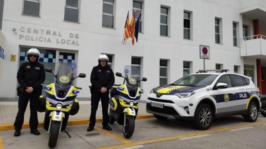 Dos agentes junto a las nuevas motos y el coche adquirido.