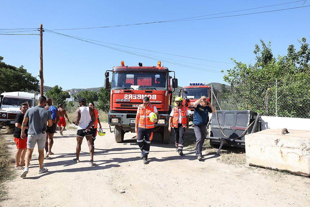 Incendio en una zona de rastrojos en Sant Antoni