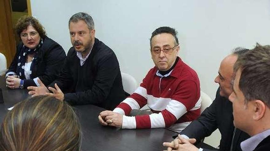 El PP local, con delegados de CSI-CSIF ayer.  // Rafa Vázquez