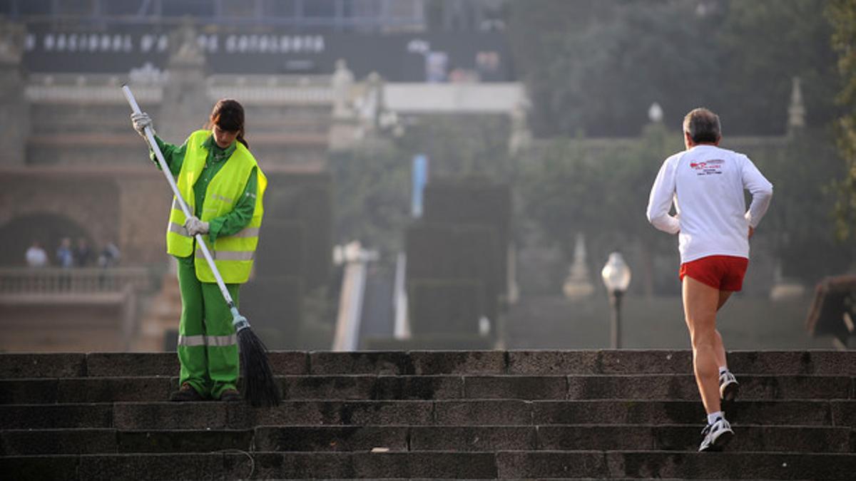 Un corredor entrena en Montjuïc.