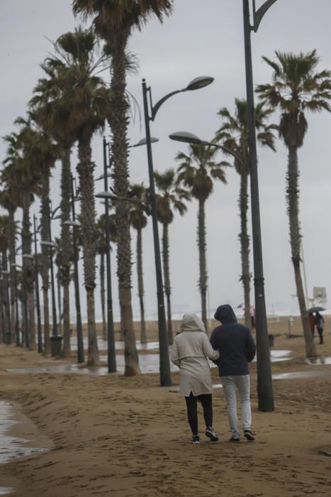 Temporal de lluvia: las mejores imágenes del paseo marítimo de València cubierto de arena