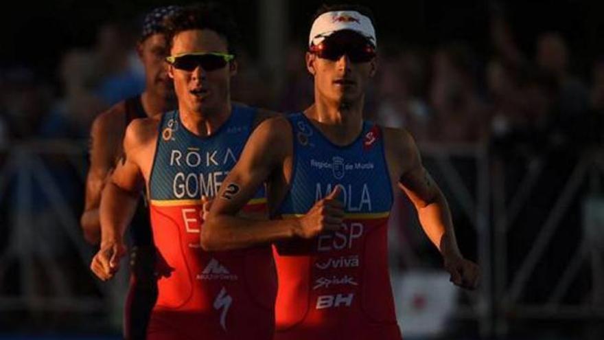 Mario Mola, al frente de la prueba en el tramo de carrera a pie con Noya detrás.