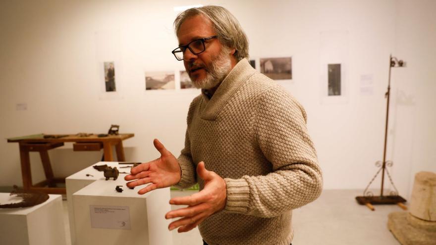 Iván Muñiz (en la fotografía superior) y dos aspectos de la exposición del Valey. | Mara Villamuza