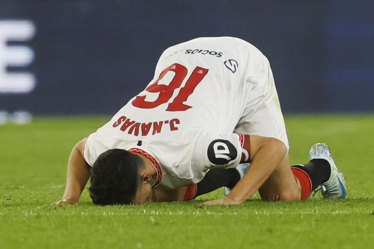 Sevilla, 14/12/2024.- Jesús Navas besa el césped al abandonar el terreno de juego tras el cambio durante el encuentro correspondiente a la jornada 17 de Laliga EA Sports que disputan hoy sábado Sevilla y Celta en el estadio Sánchez-Pizjuán de Sevilla. EFE/José Manuel Vidal.