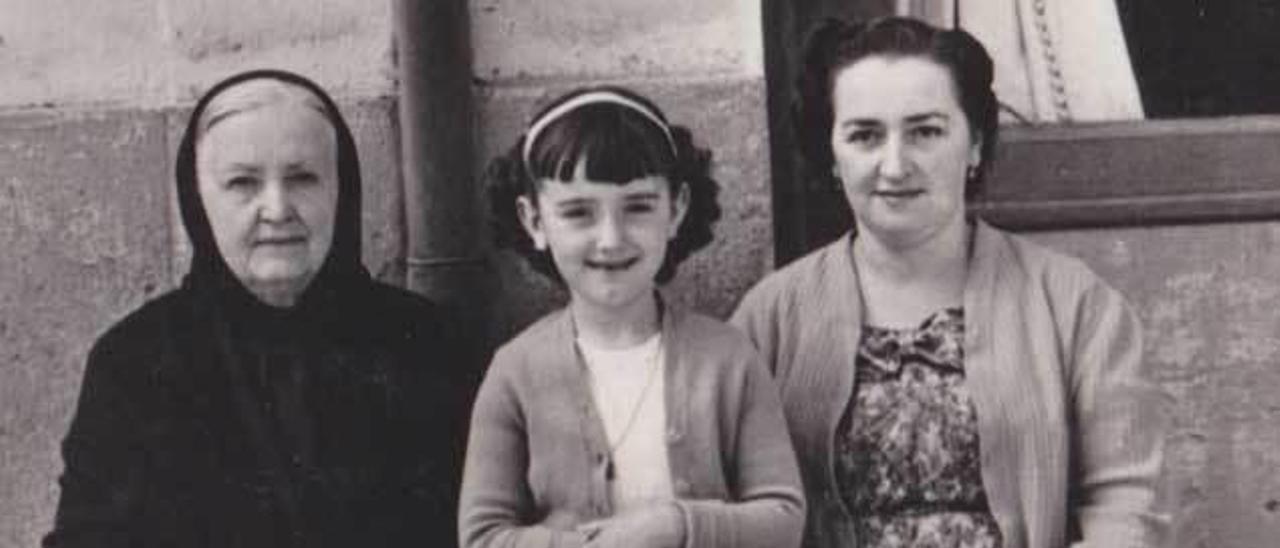 Socorro, en el centro, con su madre, Pili, y su abuela Pepa, una belleza en su tiempo.