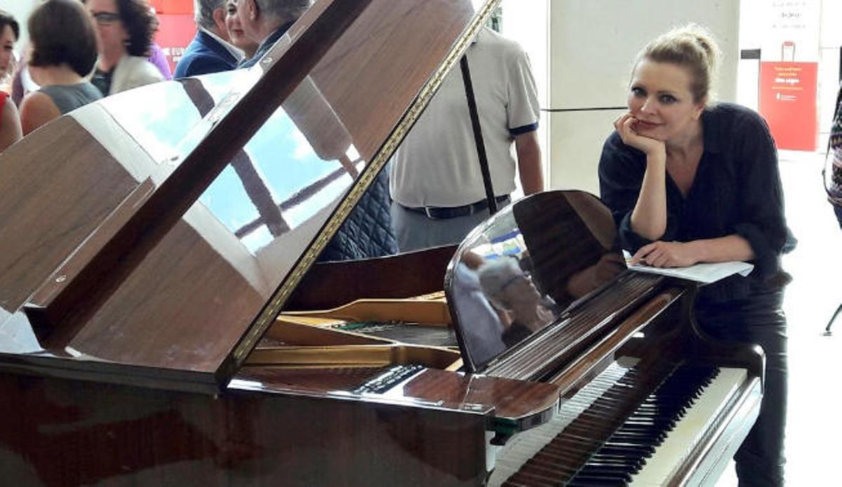 Mágica bienvenida en el hall del hospital