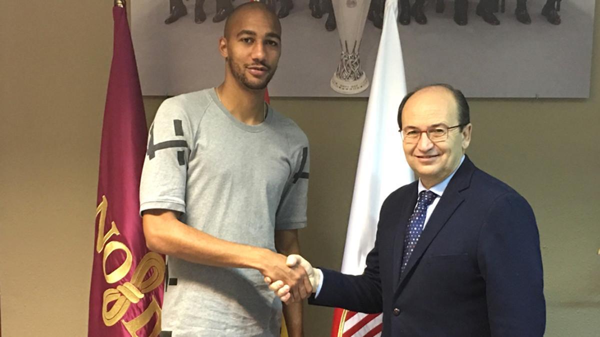 N'Zonzi y el presidente sevillista, Pepe Castro, sellaron la renovación de contrato