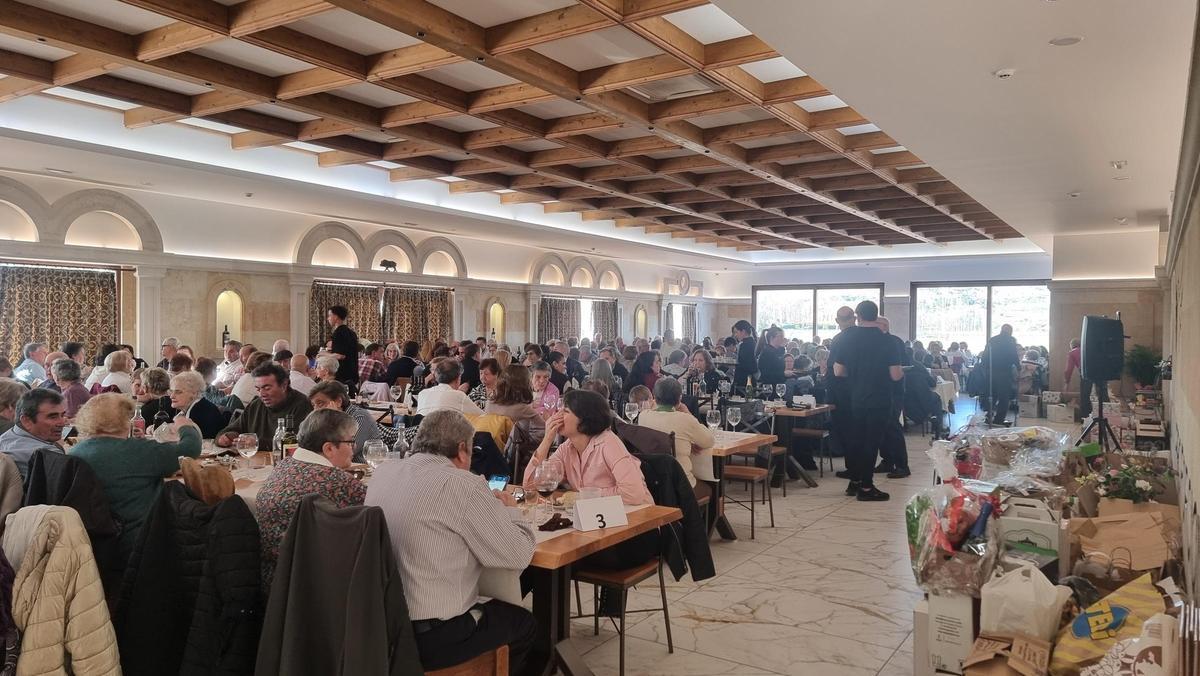 Asistentes del evento solidario en la bodega Divina Proporción.