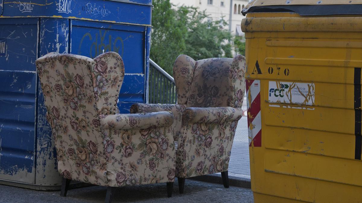 Sillones en una zona de contenedores de Alcoy.