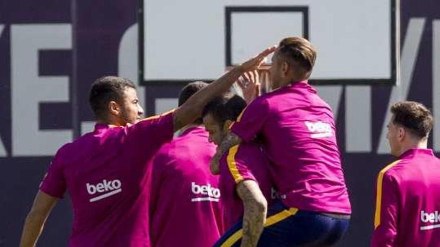 Rafinha, a la izquierda, bromea con Neymar.