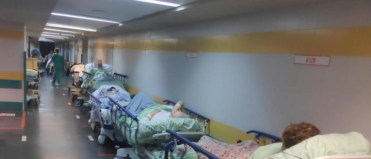 Pacientes en un pasillo de Urgencias del Hospital Insular el pasado viernes.