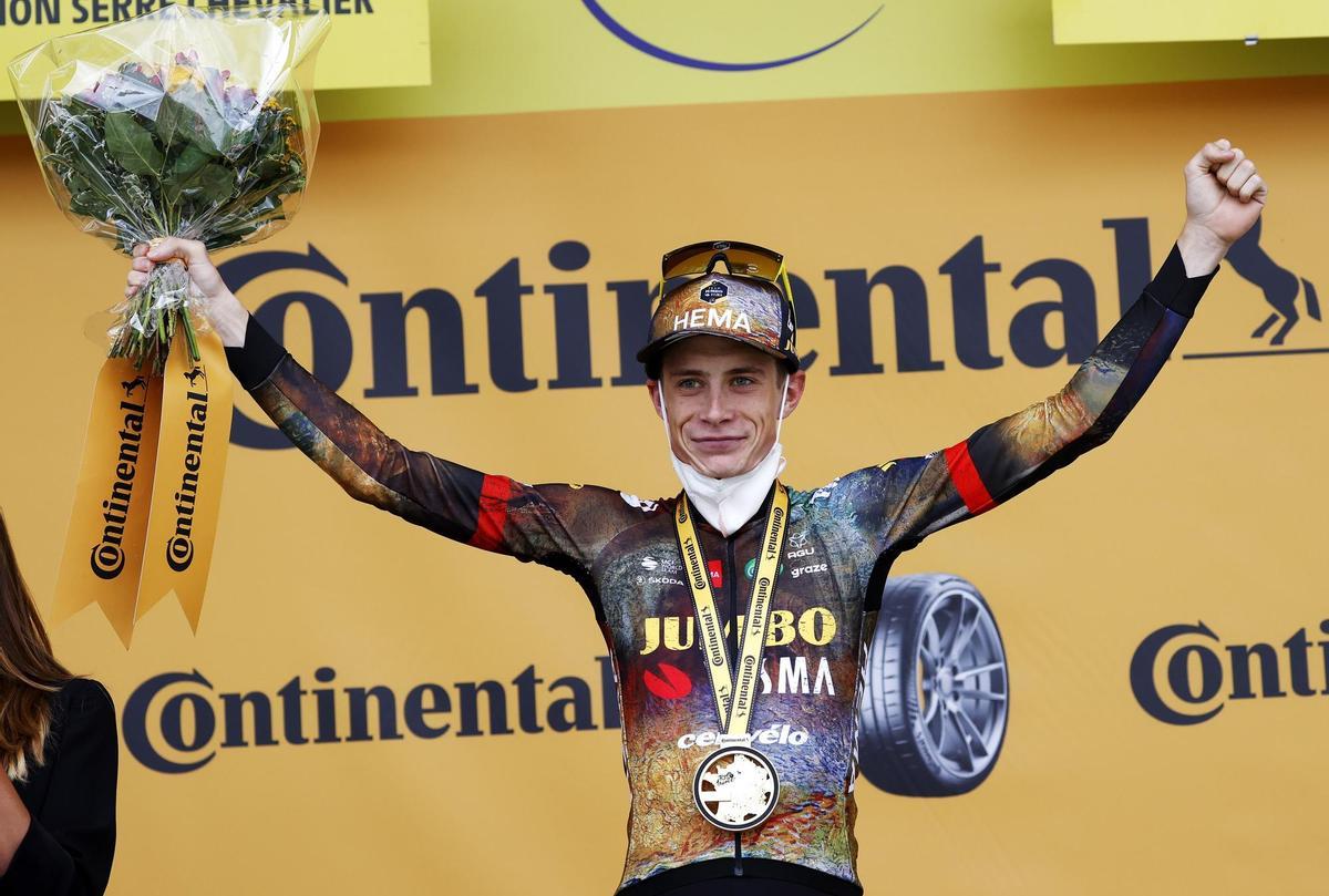 Saint-chaffrey (France), 13/07/2022.- Danish rider Jonas Vingegaard of Jumbo Visma celebrates on the podium as winner of the 11th stage of the Tour de France 2022 over 151.7km from Albertville to the Col du Granon Serre Chevalier in the commune of Saint-Chaffrey, France, 13 July 2022. Vingegaard won the stage and took the Yellow Jersey. (Ciclismo, Francia) EFE/EPA/YOAN VALAT
