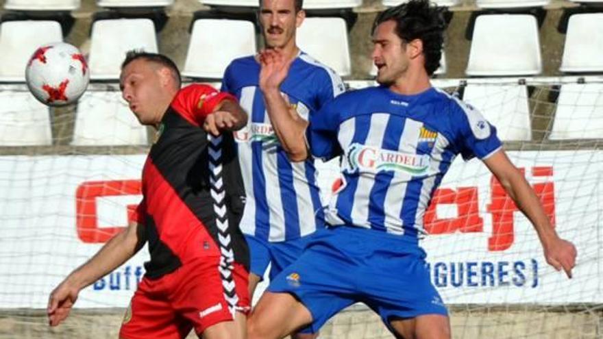 Maik Molist lluita una pilota amb un jugador de l&#039;Hospitalet.