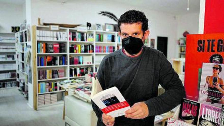 Pedro González con la novela &#039;Dejar el mundo atrás&#039;, de Rumaan Alam. | VICENT MARÍ