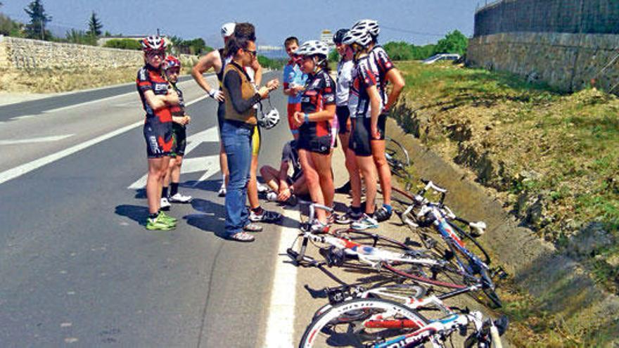 Un pelotón ciclista sufrió un accidente ayer en Can Picafort.
