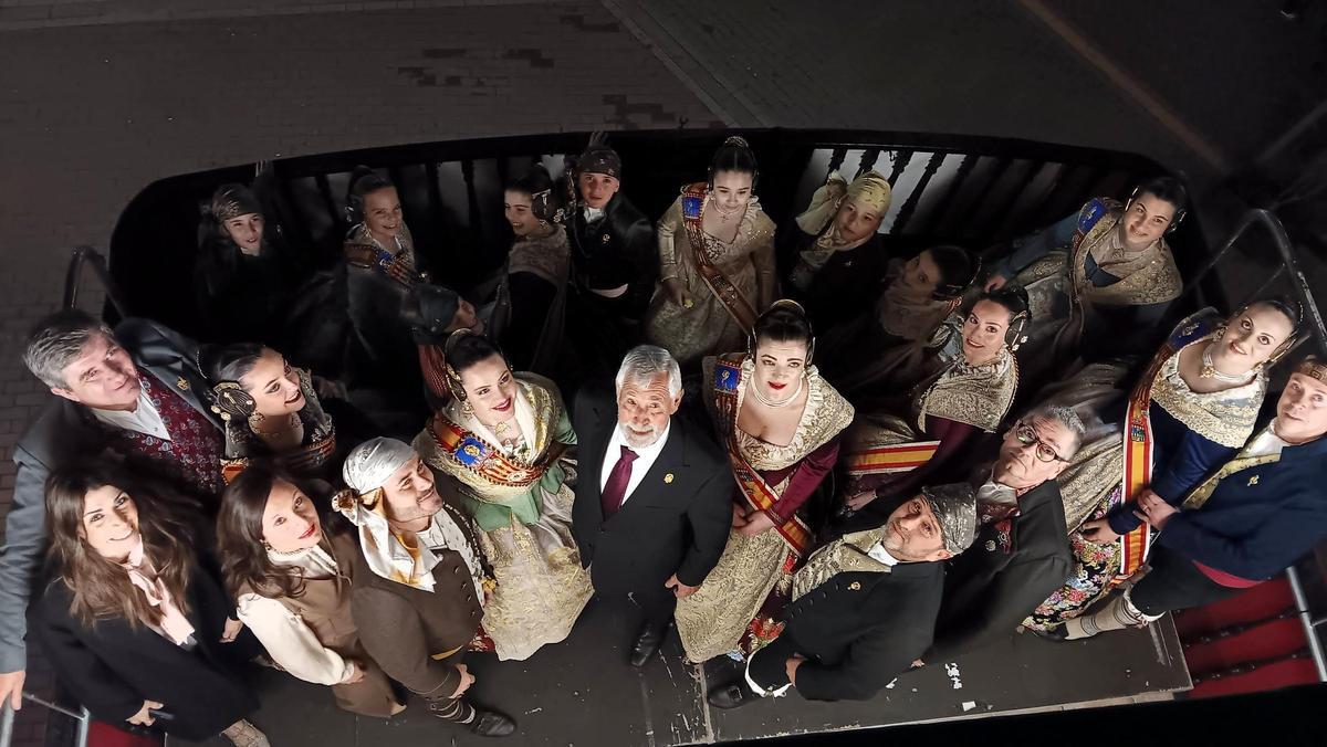 Falleras y cargos de la junta local en el balcón del Ayuntamiento de Turís durante la crida.