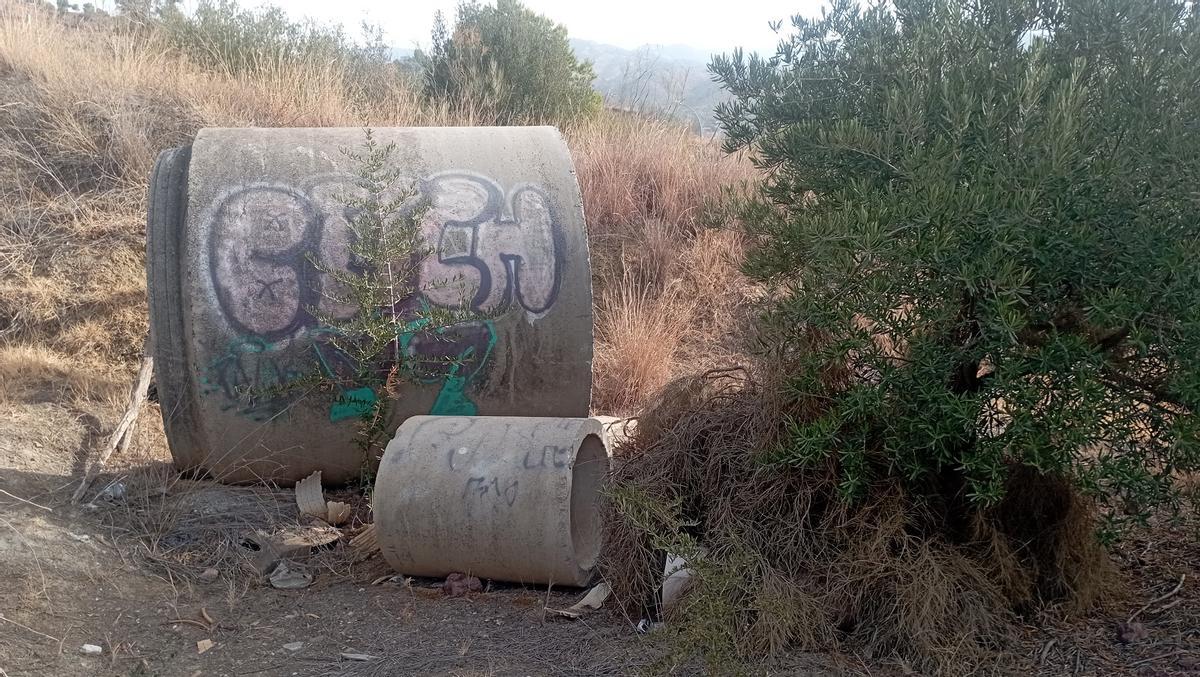 Algunos de los grandes cilindros, abandonados tras las obras de la hiperronda en el parque periurbano de la Virreina, el martes pasado.