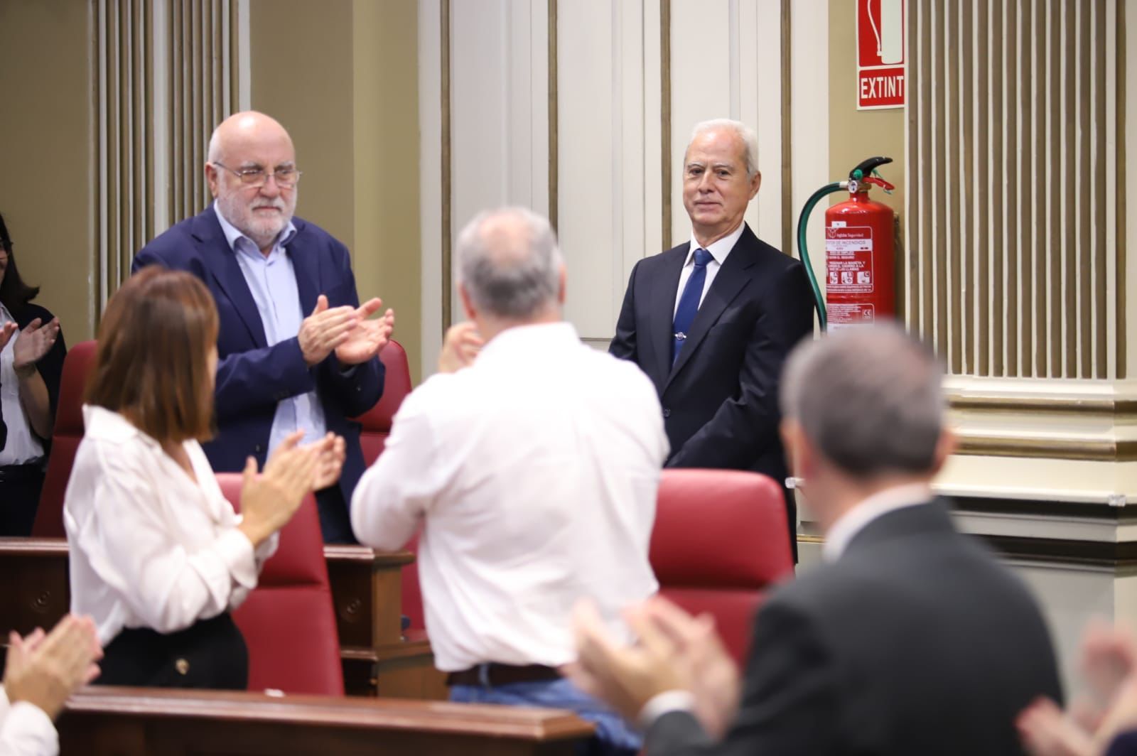 Ovación a un trabajador del Parlamento de Canarias