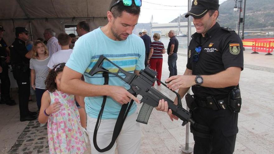 La Policía Nacional celebra su patrón con un simulacro de atentado en Cartagena