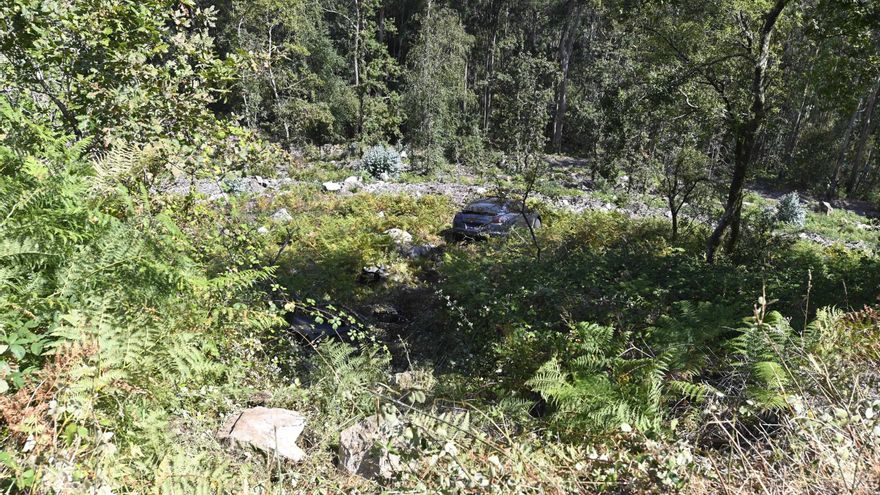Investigan la aparición de un Porsche tras caer por un terraplén en el monte de Moaña
