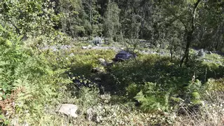 Investigan la aparición de un Porsche tras caer por un terraplén en el monte de Moaña