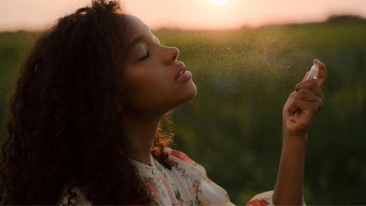 Mujer echándose perfume