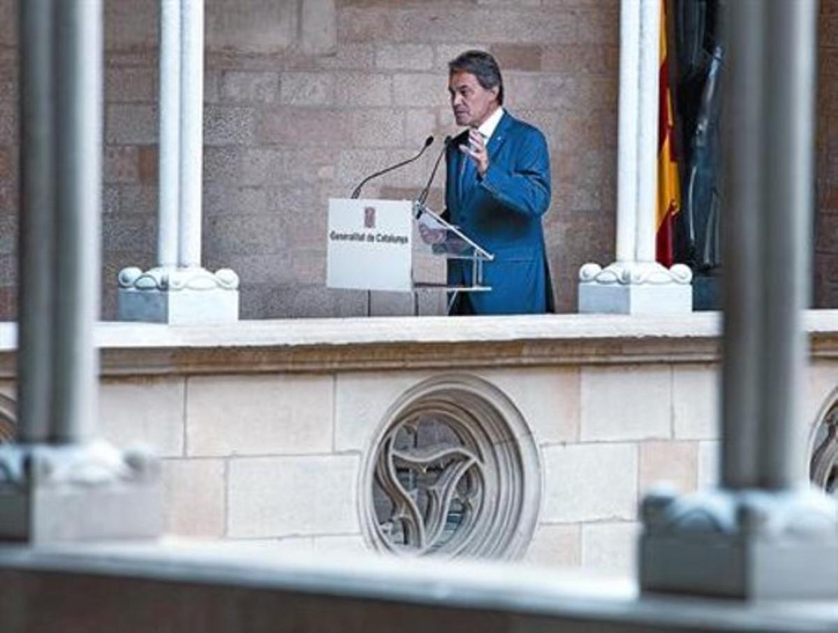 Artur Mas llegeix el discurs amb què va rendir tribut a Heribert Barrera, ahir, al Palau de la Generalitat.
