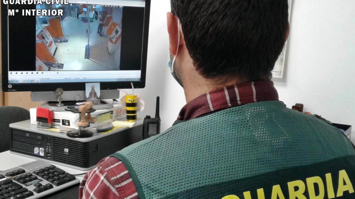La Guardia Civil destapa a un grupo de ciberdelincuentes que estafó 28.000 euros en Azuaga