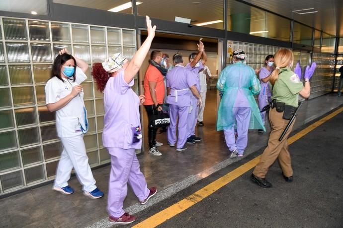 23-04-20  LAS PALMAS DE GRAN CANARIA. HOSPITAL UNIVERSITARIO DOCTOR NEGRIN. LAS PALMAS DE GRAN CANARIA. Reconocimiento del personal de seguridad privada a la labor que hace el personal sanitario.  Fotos: Juan Castro.  | 23/04/2020 | Fotógrafo: Juan Carlos Castro