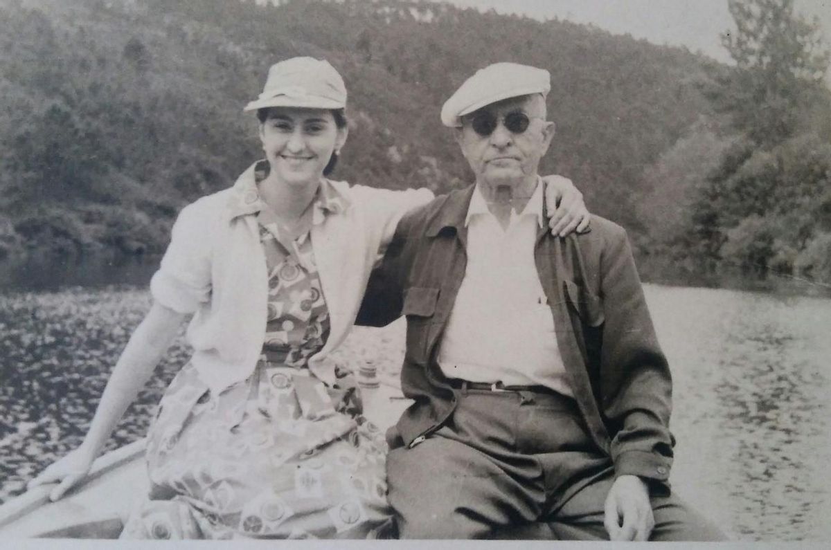 Paco Moreno con su hija Maribe, en el río Navia