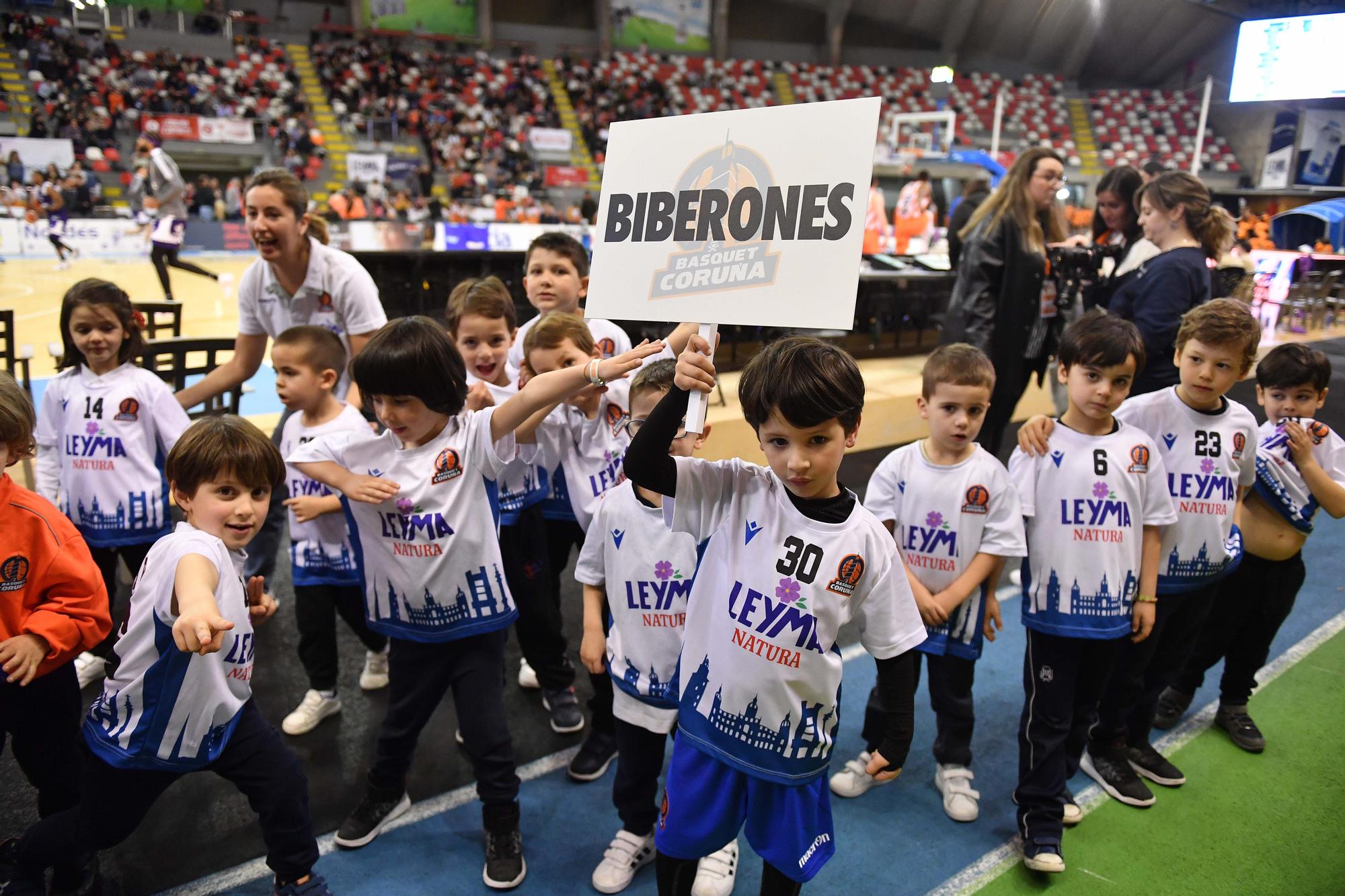 Foto de familia con la cantera del Leyma Coruña