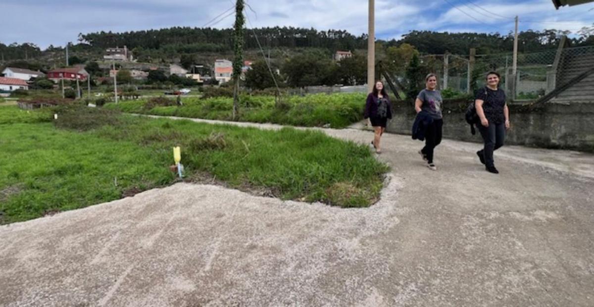 Representantes municipales también recorrieron el Camiño do Frendoal. |  G.N.