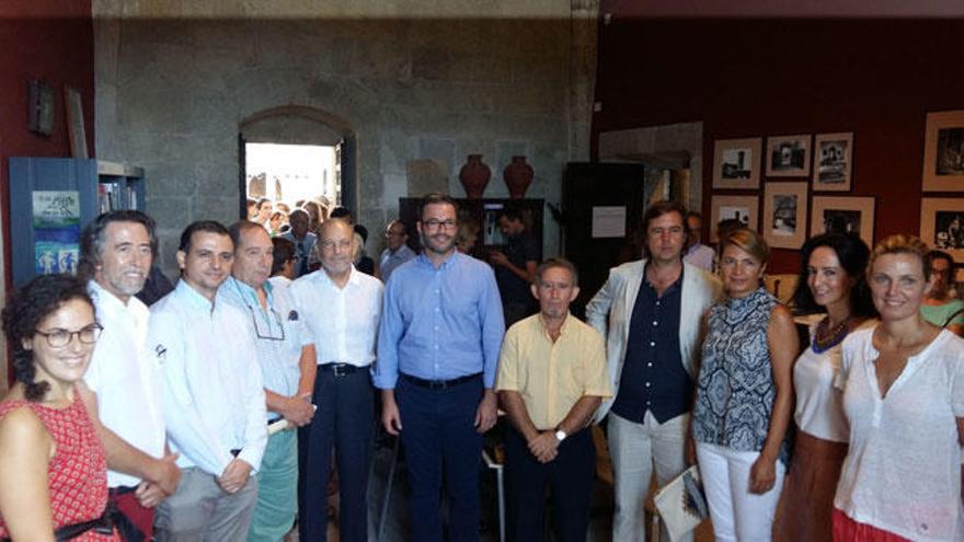 Familiares de Alexandre Jaume con el alcalde de Palma y concejales en la inauguración de la nueva sala.