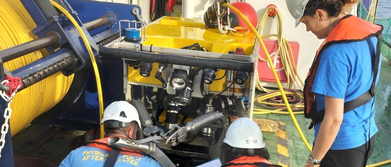 Varios investigadores preparan los instrumentos para tomar muestras del fondo del océano.