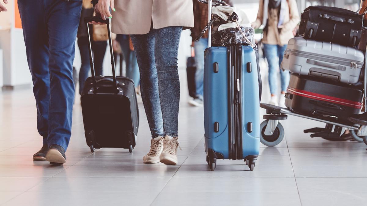 El truco de la bolsa en el aeropuerto: apréndetelo para llevar equipaje extra en el avión sin pagar