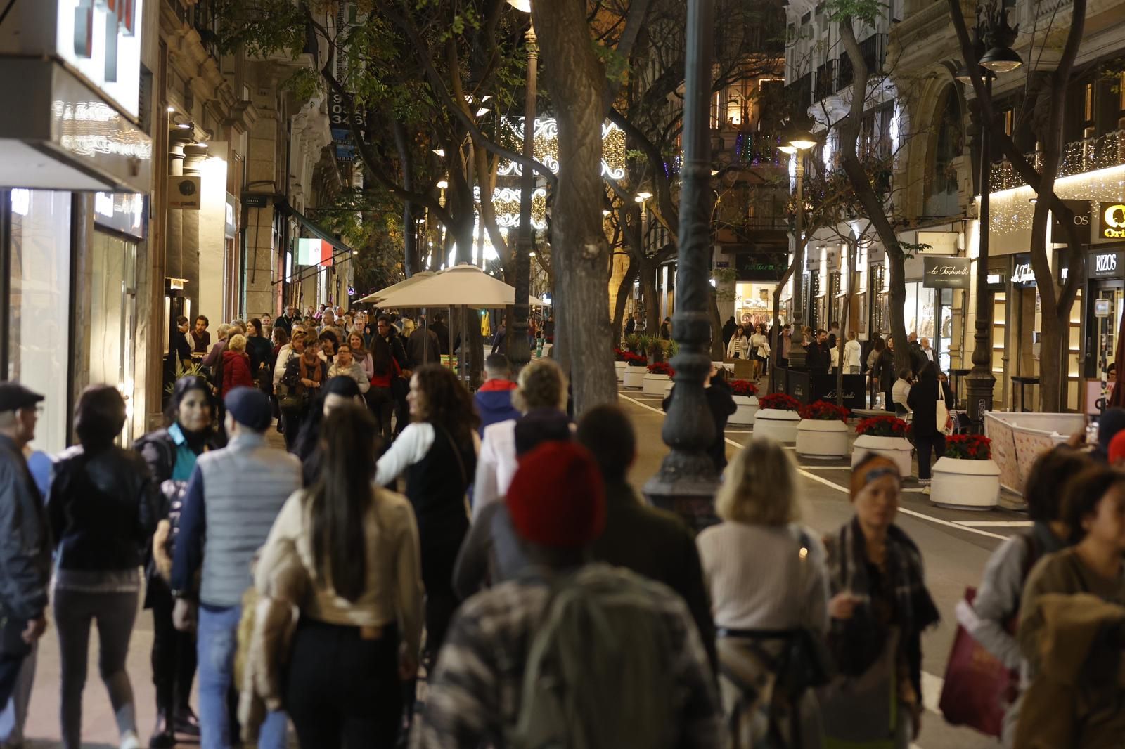 El centro de València a rebosar de gente a las puertas de las fiestas navideñas