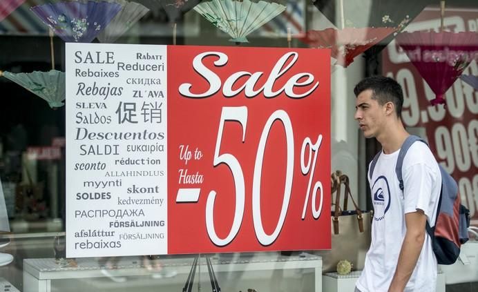 LAS PALMAS DE GRAN CANARIA A 30/06/2017. Rebajas de verano en las tiendas de la zona comercial de Triana. FOTO: J.PÉREZ CURBELO