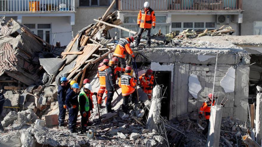 Turquía se vuelca en las labores de rescate tras el terremoto de magnitud 6,8