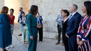 Irene Montero saluda a la presidenta de las Cortes de Aragón, Marta Fernández,  a su llegada al evento de Alto Nivel La garantía efectiva de los Derechos Sexuales y Reproductivos en Europa en Zaragoza.