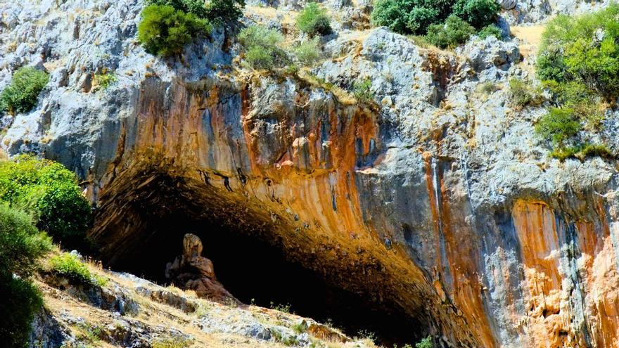 La entrada a la Cueva de los Murciélagos, el yacimiento español que ha reescrito lo que sabemos sobre el Neolítico