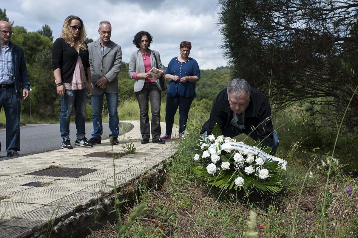 Los allegados llevan flores todos los años al sitio donde la mujer apareció muerta Brais Lorenzo