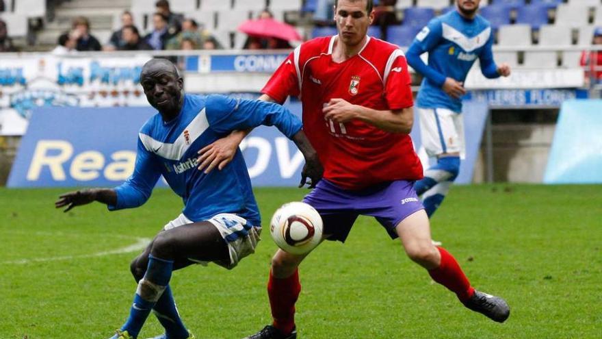 Martins pugna con un jugador del Alcalá en su etapa en el Real Oviedo.