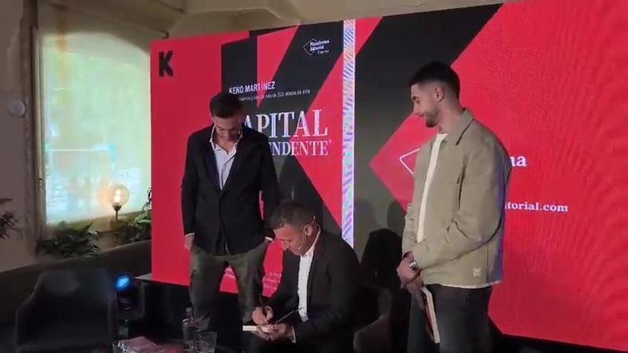 Joan García recibe el libro firmado por el exfutbolista Keko Martínez y posa con el tenista Granollers