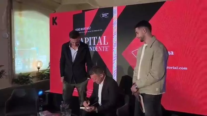 Joan García recibe el libro firmado por el exfutbolista Keko Martínez y posa con el tenista Granollers