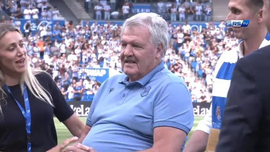 John Benjamin Toshack recibe la Insignia de Oro y Brillantes de la Real Sociedad