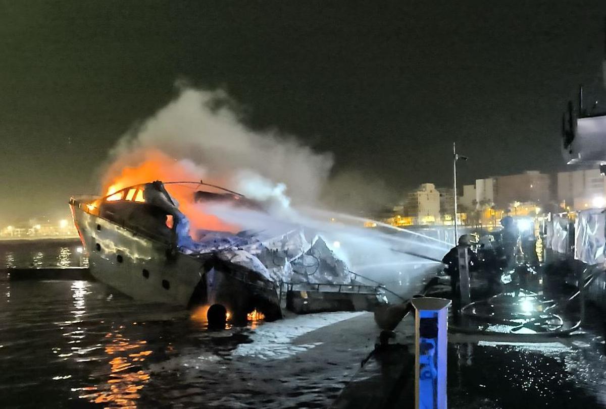 Arde un velero de 18 metros en s'Arenal Arde un velero de 18 metros en s'Arenal