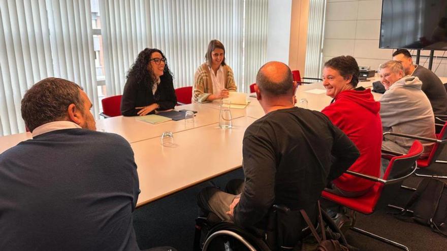 Al fondo, Vanessa Gutiérrez y Manuela Fernández; enfrente, por la izquierda, Fernando García, Aladino Pandiella, Fernando Sierra, María José Ondina y César González.  |